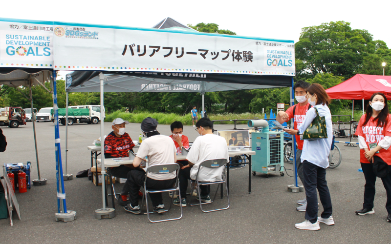 参加者に説明する田中氏(左から3人目)(写真：Ryoko Taketomi/THE STADIUM HUB)