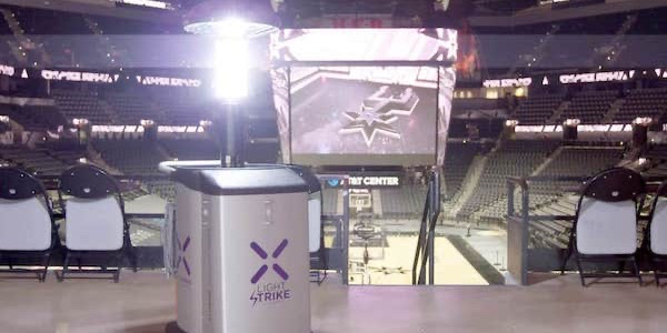 NBAのスパーズ、アリーナのコロナ消毒に紫外線照射ロボットを導入