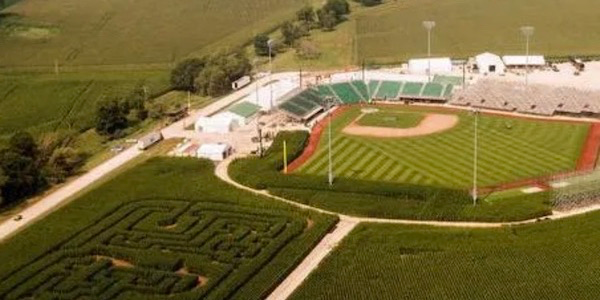 『フィールド・オブ・ドリームス』から生まれたアイオワ州初のMLB公式戦、トウモロコシ畑の仮設球場で開催