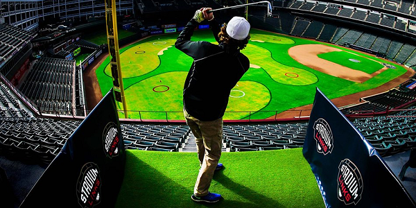 MLBのレンジャーズ、スタジアムリンクスとのコラボ企画でグローブ・ライフ・フィールドに2日間限定の仮設ゴルフレンジを設置