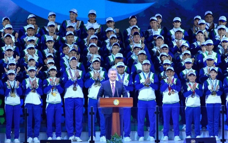 ヒューモ・アリーナ・スポーツコンプレックスの開場を宣言するミルズィヤエフ大統領