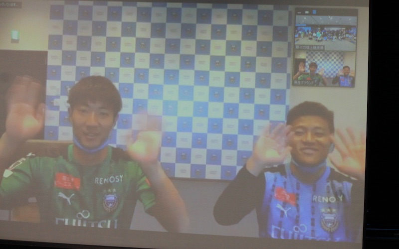 安藤駿介選手(左)とイサカ・ゼイン選手とオンライン交流（写真：Ryoko Taketomi）