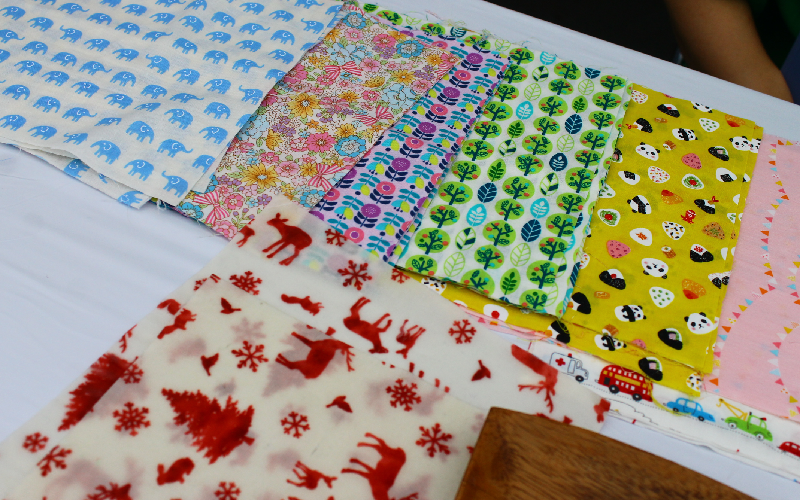 かわいい柄の布でマイみつろうラップを作れる(写真：Ryoko Taketomi/THE STADIUM HUB)