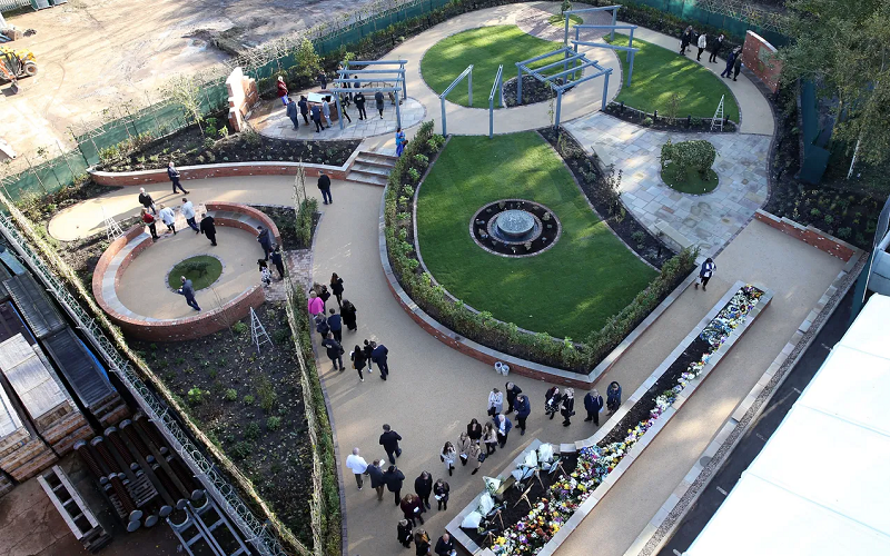 キングパワー・スタジアム南東部のヴィチャイ・スリヴァッダナプラバ追悼庭園
