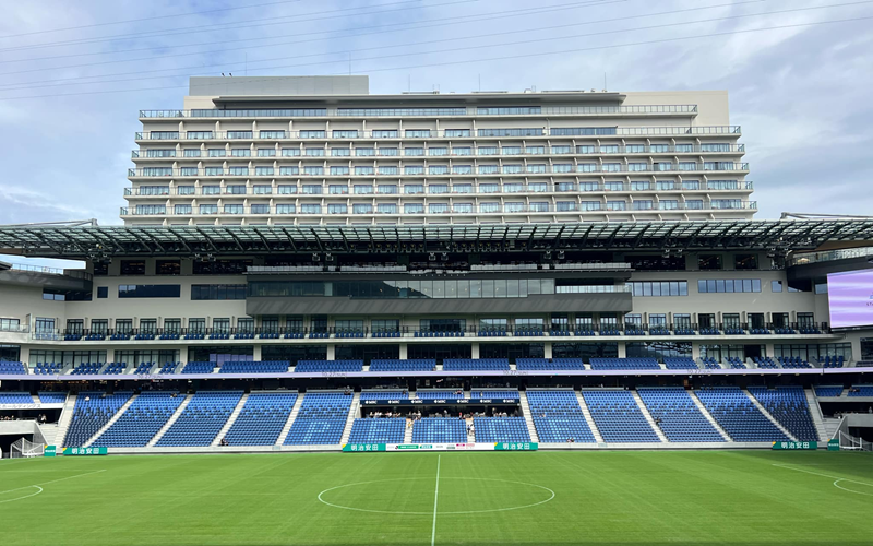 バックスタンド直上に聳えるSTADIUM CITY HOTEL NAGASAKI