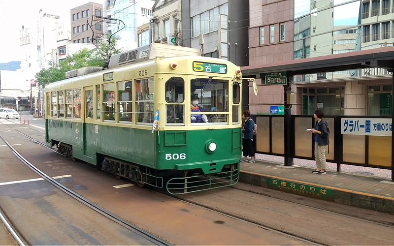 市電の運転士さんもユニフォーム姿で応援