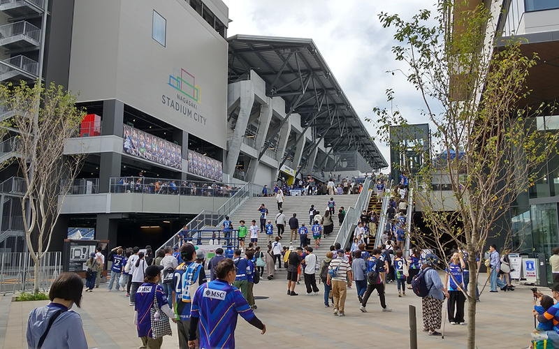 バスや市電から長崎スタジアムシティへと向かうサポーターたち