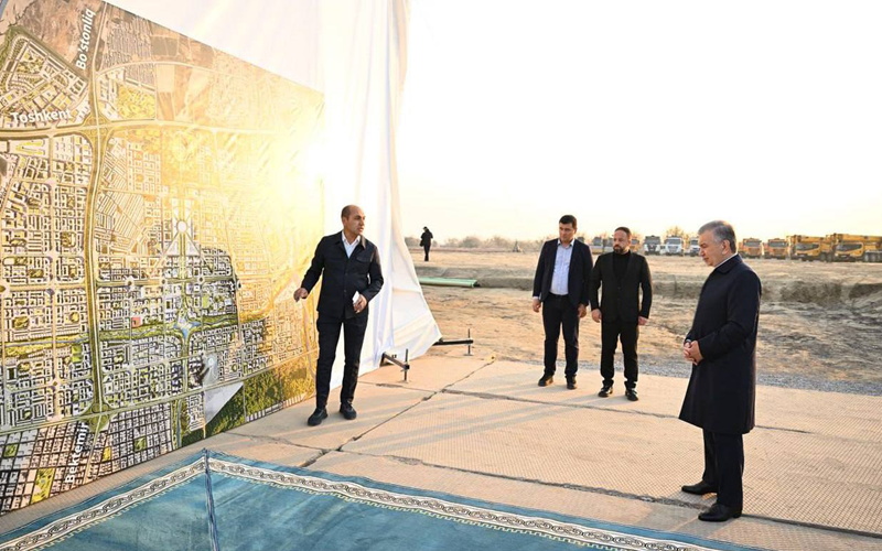 起工式に参加したシャフカット・ミルジヨーエフ大統領